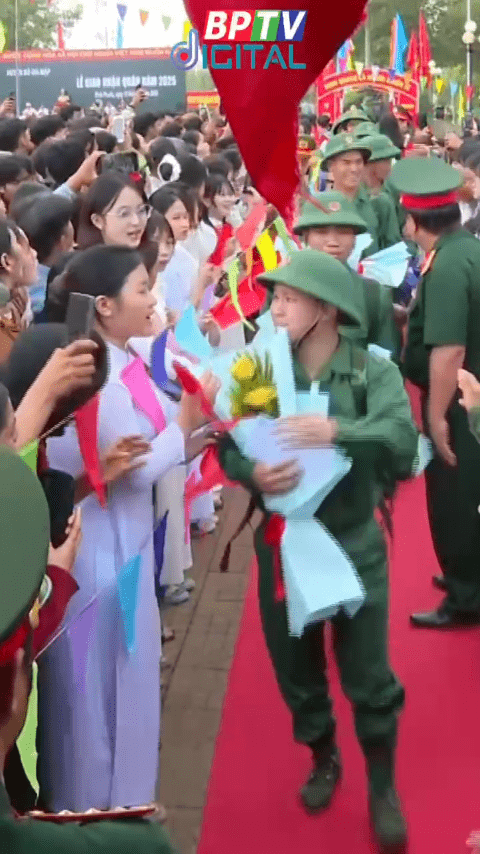 Người thân xúc động tiễn các tân binh lên đường nhập ngũ #shorts