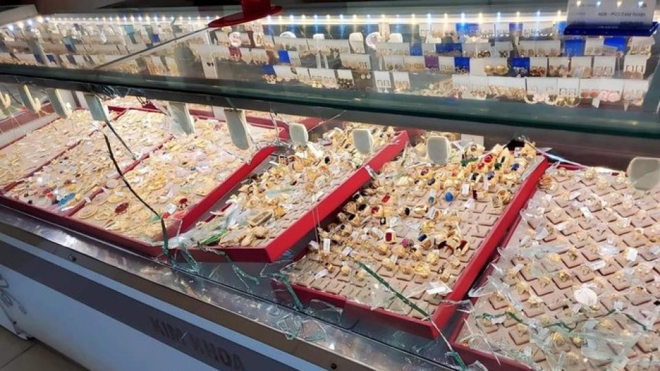 Nóng: Đôi nam nữ dùng s.ú.ng c.ướp tiệm vàng ở Khánh Hòa