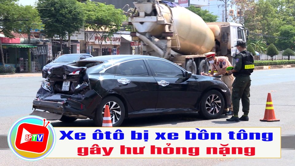 Ô tô chuẩn bị dừng đèn đỏ bị xe bồn húc văng 