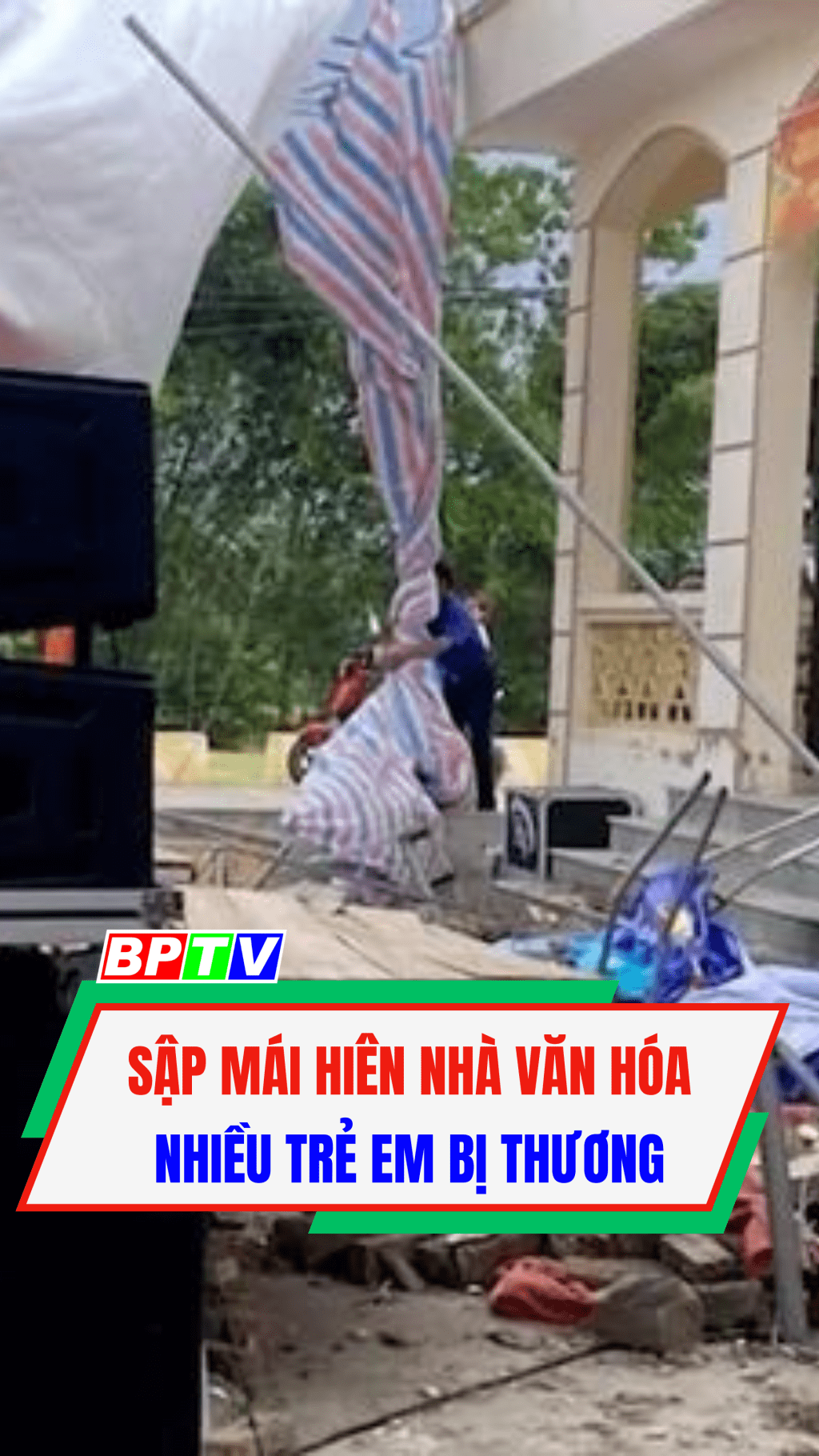 Sập m&aacute;i hi&ecirc;n nh&agrave; văn h&oacute;a, nhiều trẻ em bị thương #shorts