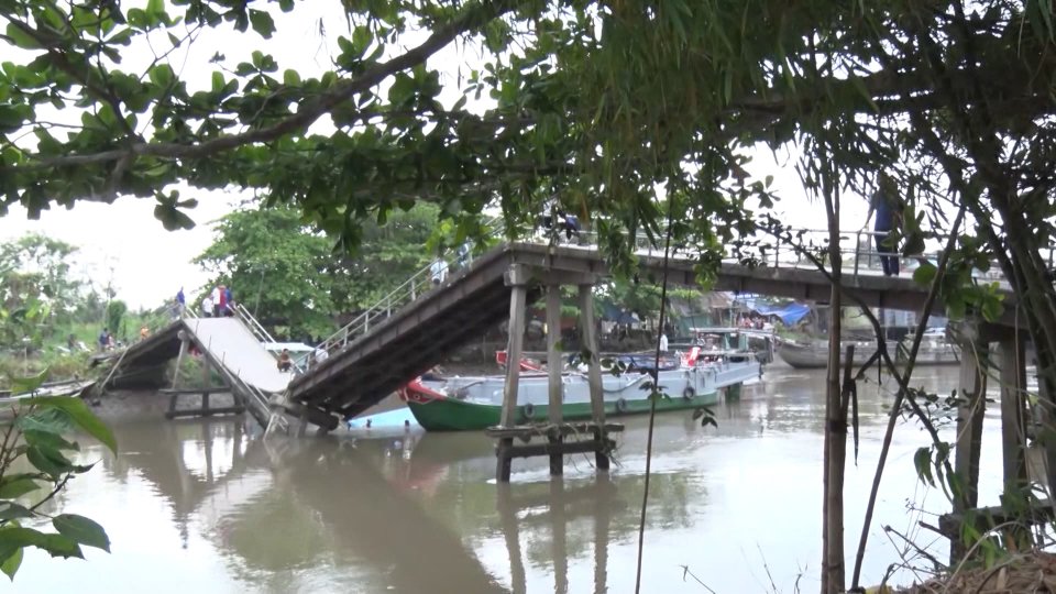 Tài công ngủ gật, ghe chở lúa đâm sập nhịp cầu bê tông