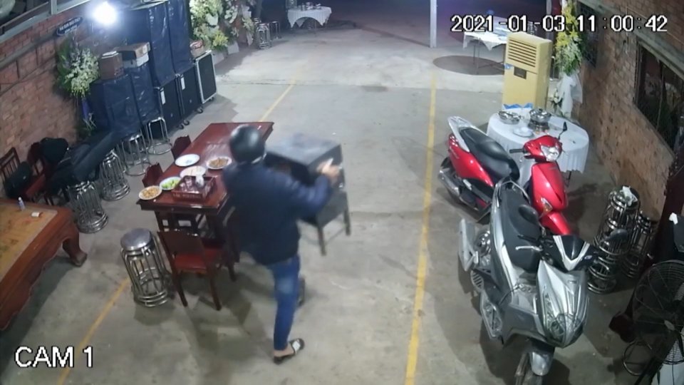 TIN TỨC 100 ĐỘ | Thanh niên liều lĩnh lẻn vào đám tang, bê luôn thùng tiền phúng điếu