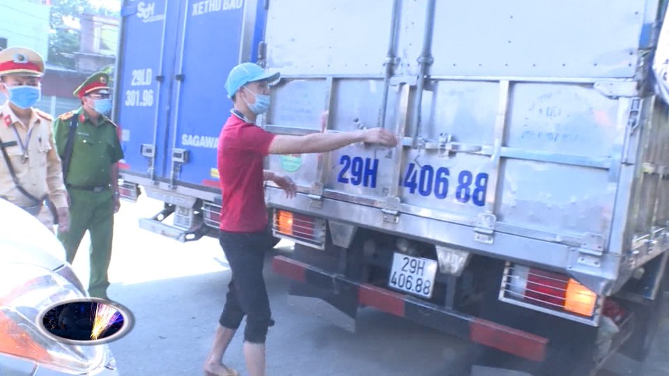 TIN TỨC 100 ĐỘ | Trốn vào thùng xe để “qua mặt” chốt kiểm dịch