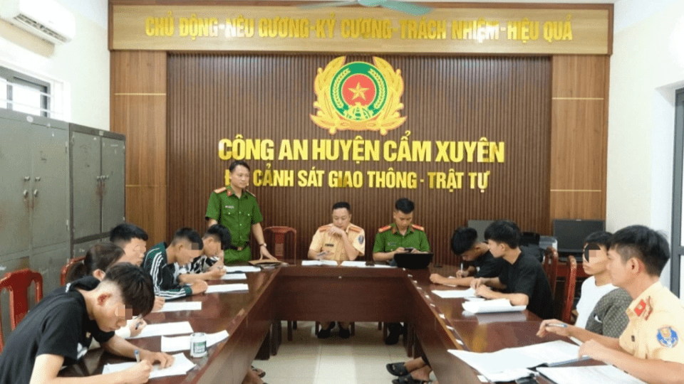 Triệu tập nhóm quái xế chạy xe lạng lách, rồi phát trực tiếp trên tiktok