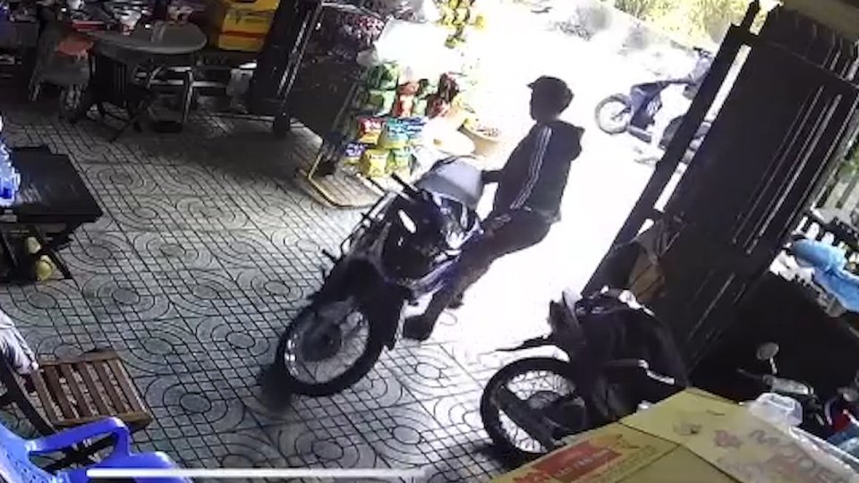 Vào tận sân nhà để bẻ khóa xe máy