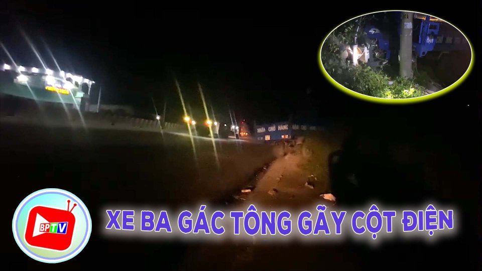 Xe ba gác tông gãy cột điện