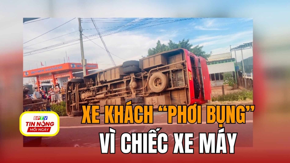 Xe khách “PHƠI BỤNG” vì chiếc xe máy 