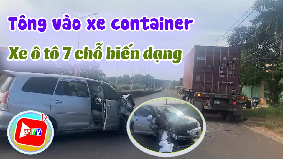 Xe ô tô 7 chỗ biến dạng khi tông vào xe container đang dừng bên đường 