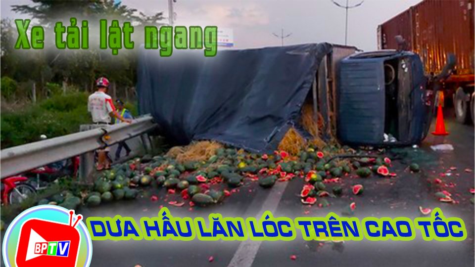 Xe tải chở dưa hấu lật ngang trên cao tốc gây ùn ứ nghiêm trọng