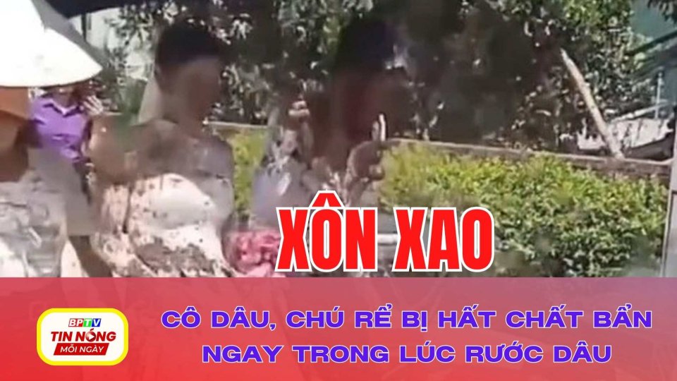 Xôn xao clip cô dâu, chú rể bị hất chất bẩn vào người trong lễ đón dâu